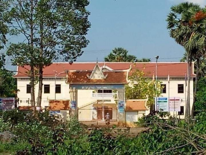 អភិបាលស្រុកសាមគ្គីមានជ័យ ពិតជាដៃត្រង់មែន គប់គោងាប់មួយដុំថ្ម ព្រោះចូលស៉ីស្មៅ