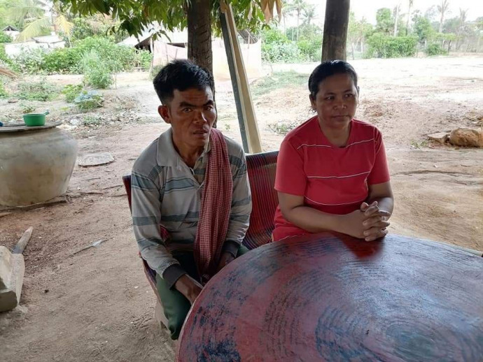 អភិបាលស្រុកសាមគ្គីមានជ័យ ពិតជាដៃត្រង់មែន គប់គោងាប់មួយដុំថ្ម ព្រោះចូលស៉ីស្មៅ
