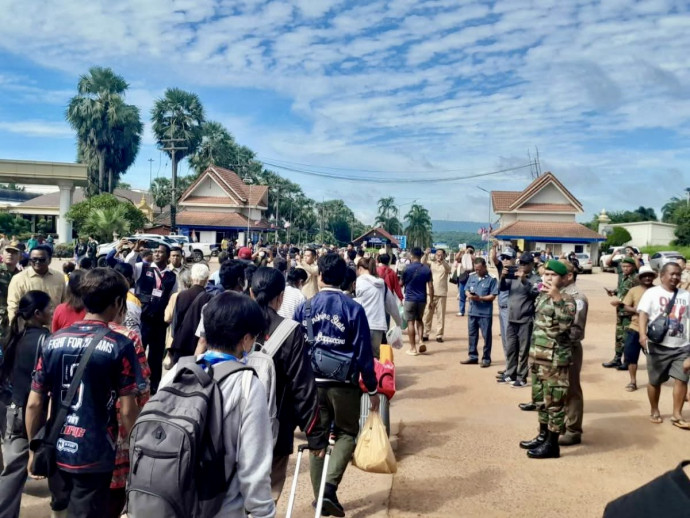 ច្រកព្រំដែនអូរស្មាច់ ពលករ​ខ្មែរ​ប្រញាប់​វិល​ត្រឡប់​ទៅ​ប្រទេស​វិញ រថយន្ត​ដឹក​ទំនិញ​កកស្ទះ