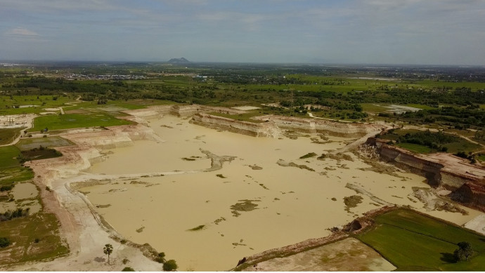 ឈ្មួញកាយដីលក់បានទាំងប្រឈមនឹងការបាក់ស្រុតដីពលរដ្ឋ ជាប់ពាក់ព័ន្ធអ្នកបានកន្ទេលធំបន្លំដេក