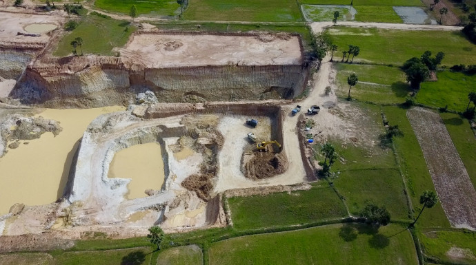ឈ្មួញកាយដីលក់បានទាំងប្រឈមនឹងការបាក់ស្រុតដីពលរដ្ឋ ជាប់ពាក់ព័ន្ធអ្នកបានកន្ទេលធំបន្លំដេក