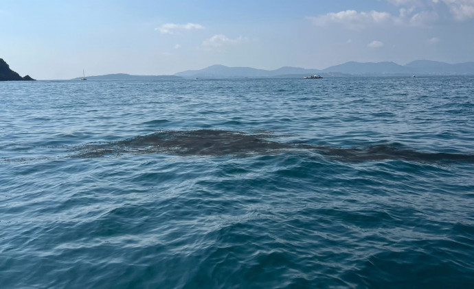 ប្រេងចេញពីកប៉ាល់ដែលលិចបានរសាត់ទៅលើឆ្នេរសមុទ្រភូកេត របស់ថៃ